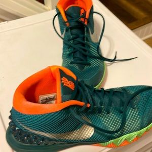 Kyrie 1 Venus Flytrap VG condition check out all pictures.Worn 3 timesSize 13